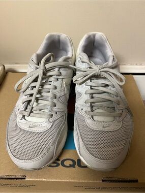 Nike Women’s Light Gray Athletic Sneakers